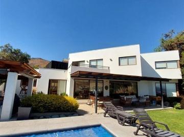 Espectacular casa 4 dormitorios escritorio servicios piscina