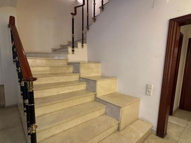 Espectacular Casa Unifamiliar con 2 Terrazas y Patio en el corazón de Hospitalet Centro