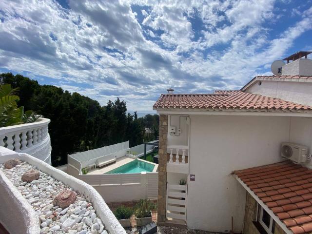 Espectacular Casa Unifamiliar con vistas al mar, piscina comunitaria y gran zona de invitados en Pino Alto