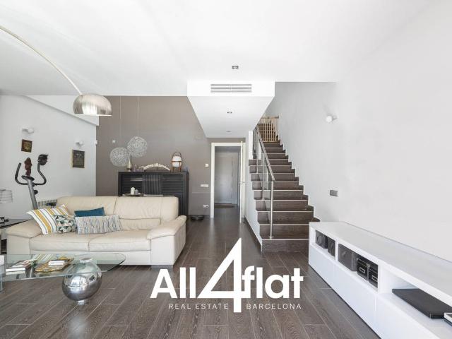 ESPECTACULAR CASA UNIFAMILIAR DE 286 M² EN HOSPITALET, TIENE 4 HABITACIONES, UN DESPACHÓ, 3 BAÑOS, UN ASEO Y PISCINA