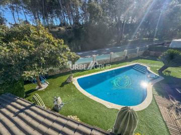Espectacular casa y jardi com piscina. Con distribucion ideal para dos familas