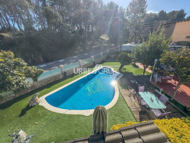 Espectacular casa y jardi com piscina. Con distribucion ideal para dos familas