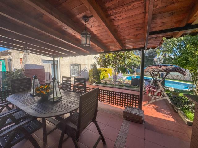 Espectacular casa y jardi com piscina. Con distribucion ideal para dos familas