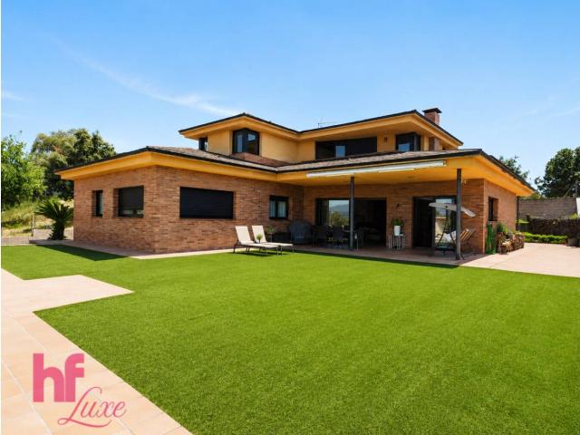 Espectacular casa a cuatro vientos con piscina climatizada, 35 placas solares y acceso directo al bosque en Can Lledó