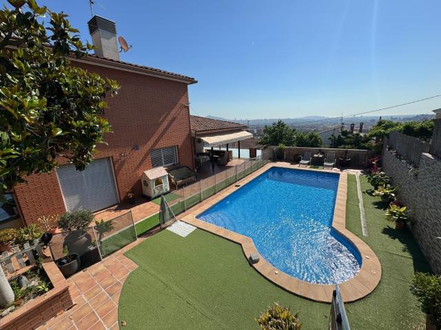 ESPECTACULAR CASA A LA VENTA EN SANT BOI DE LLOBREGAT
