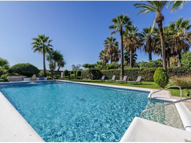 ESPECTACULAR CASA A PIE DE PLAYA ESTEPONA