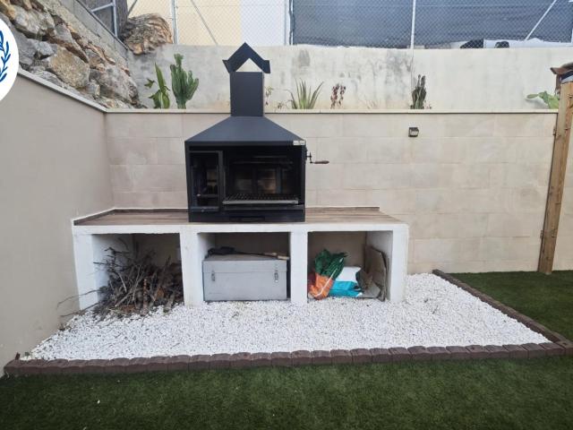 Espectacular casa a tres vientos de obra nueva 2024 con gran jardín y chill out en La Collada