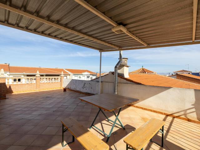 ESPECTACULAR CASA ADOSADA EN CHURRIANA DE LA VEGA – AMPLITUD, CONFORT Y EFICIENCIA ENERGÉTICA