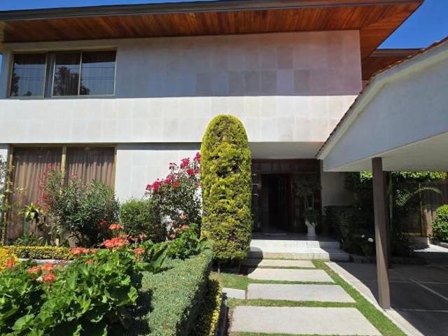 ESPECTACULAR CASA CIRCUITO MISIONEROS, DOBLE TERRENO, CERCA AREA COMERCIAL