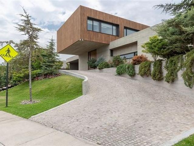 Espectacular casa contemporánea en hormigón en arriendo
