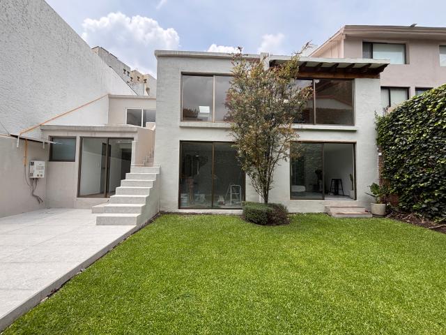 Espectacular casa con jardín y máxima seguridad en calle cerrada | Lomas de Tecamachalco