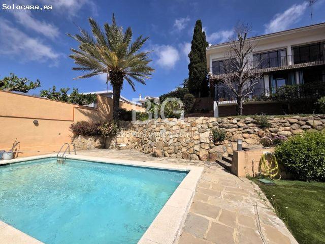 ESPECTACULAR CASA CON JARDÍN Y PISCINA PRIVADA EN LA CIUDAD