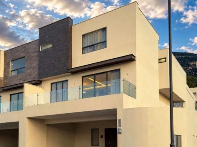 Espectacular casa con terraza 303 m arriba de leones² | 3 Recámaras con Baño | amplio patio