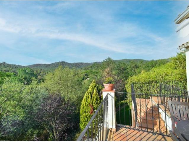 Espectacular casa con vistas a Les Gavarres piscina privada, única por la privacidad !