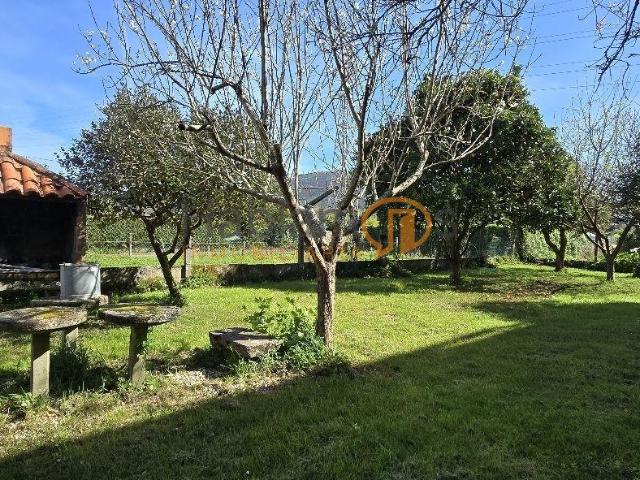 Espectacular casa de 3 plantas más bajo con finca de 910 m² en el centro de Padrón amplitud, comodidad y múltiples espacios