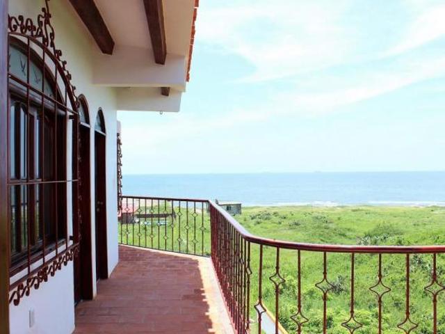 Espectacular casa en VENTA con acceso a la playa, alberca, terraza con vista al mar, 4 recamaras, id