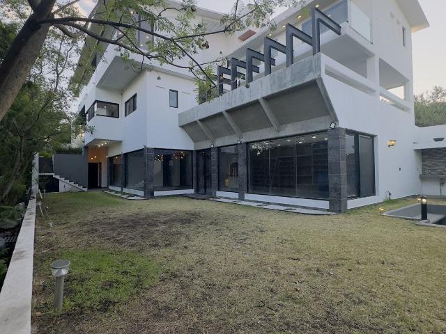 Espectacular casa en venta con vistas increíbles colinda con bosque