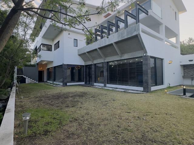 Espectacular casa en venta con vistas increíbles colinda con bosque