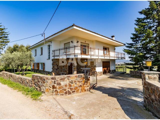 Espectacular Casa en Venta con Vistas Privilegiadas y Amplio Terreno