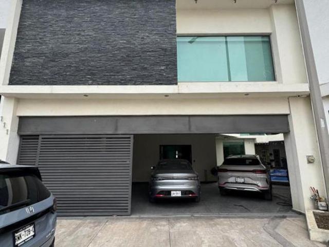 Espectacular Casa en Venta en Zona Cumbres – Privada Las Aves