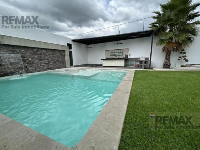 ¡Espectacular casa en venta en Fracc Burgos, vive el confort y la exclusividad!…Cv 5740