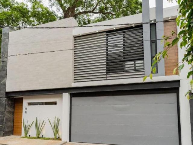 ¡Espectacular casa en venta! Estilo moderno contemporáneo en el norte de Cuernavaca