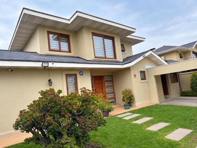 Espectacular Casa En Barrio Seguro A Pasos De Jumbo Y Metro
