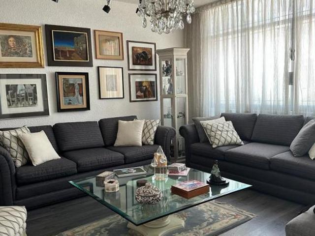 Espectacular Casa en Calle Emerson con Localización Privilegiada y Consultorio