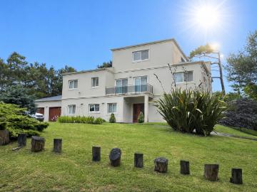 ESPECTACULAR CASA EN CARILO A MEDIA CUADRA DEL MAR