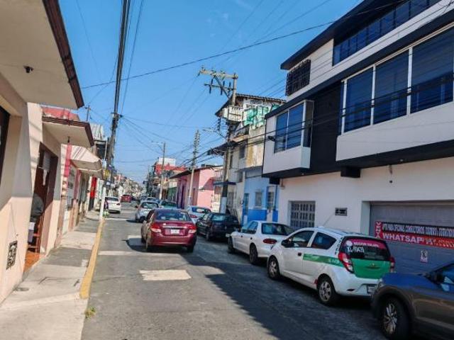 ESPECTACULAR CASA EN EL CENTRO CON 8 LUGARES DE ESTACIONAMIENTO Y CON MÚLTIPLES OPCIONES COMERCIALES
