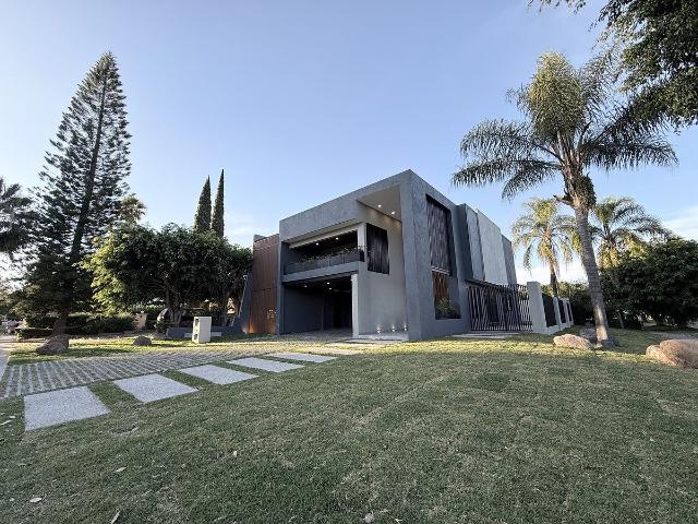 espectacular casa en esquina sobre san arturo en valle real