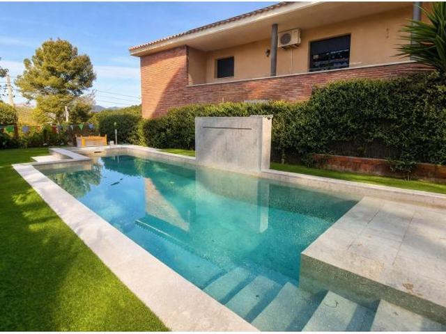 Espectacular casa independiente con piscina con jacuzzi y grandes espacios exteriores en Can Parella