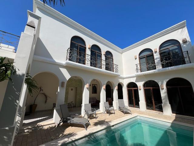 ESPECTACULAR CASA REMODELADA DE ESTILO COLONIAL EN EL BARRIO DE SANTA ANA