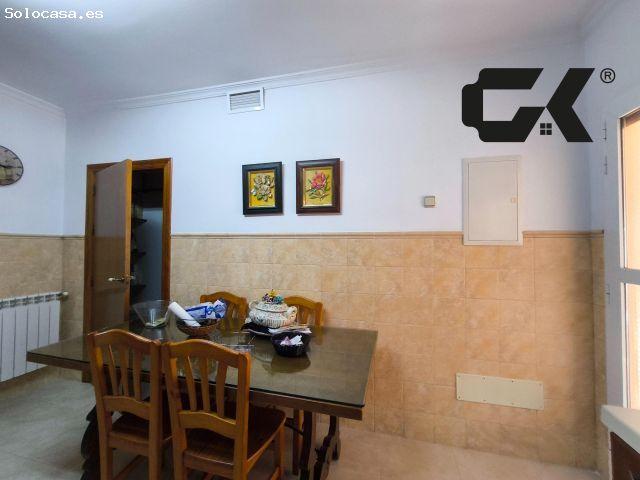 Espectacular casa reformada de 291 m2 con 6 dormitorios, gran patio privado y garaje en Zarcilla de