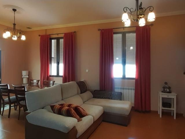 ESPECTACULAR CASA SEMICENTRICA CON PATIO EN VILLARROBLEDO