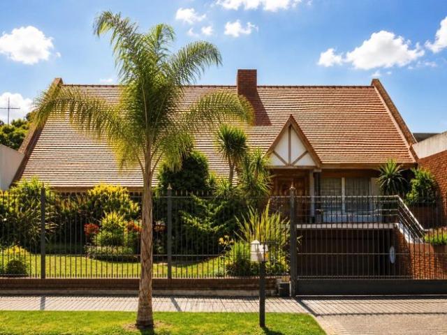espectacular casa sobre doble lote con gran quincho y piscina en Banfield Oeste