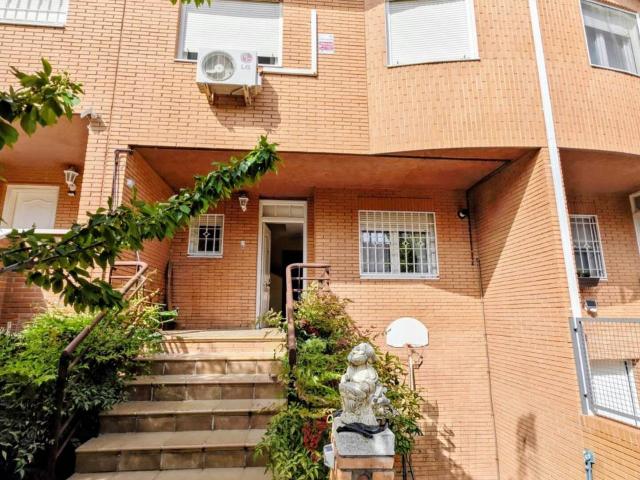 ESPECTACULAR CHALET ADOSADO EN VALDEMORO