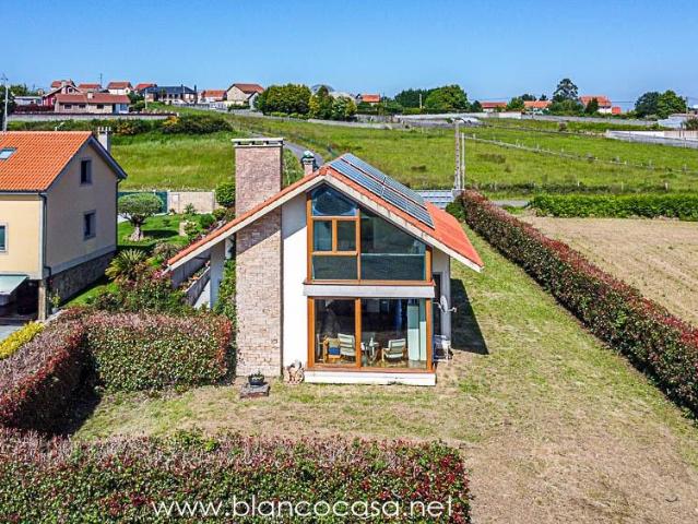 ¡ESPECTACULAR CHALET con TERRENO de 2.232 m2 en Bertoa Carballo