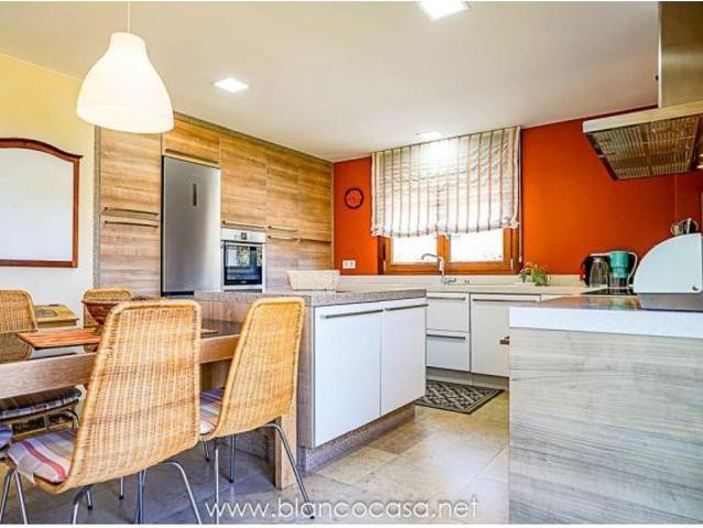 ¡ESPECTACULAR CHALET con TERRENO de 2.232 m2 en Bertoa Carballo