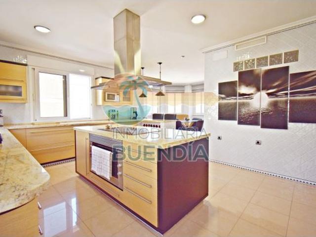 ESPECTACULAR CHALET CON VISTAS AL MAR Y PISCINA CLIMATIZADA EN ISLA PLANA