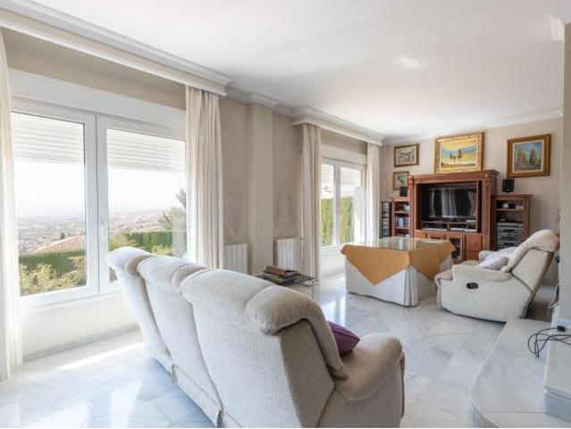 Espectacular chalet con piscina en Colinas Bermejas
