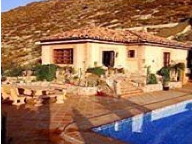 ESPECTACULAR CHALET CON PISCINA, GARAJE Y 2 TERRAZAS