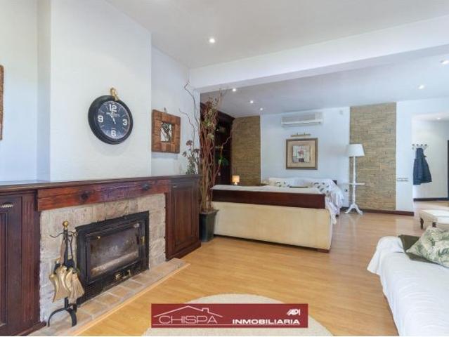 Espectacular chalet con piscina y jardín