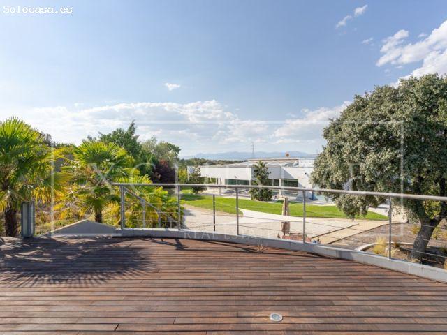 Espectacular chalet de diseño vanguardista con piscina climatizada en