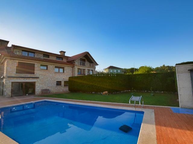 ¡ESPECTACULAR CHALET DE PIEDRA EN VENTA EN O ROSAL PRÓXIMO AL CENTRO!