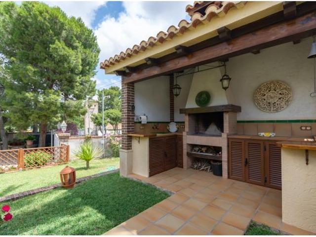 Espectacular chalet en parcela de 2378 m2 con piscina en Tentegorra