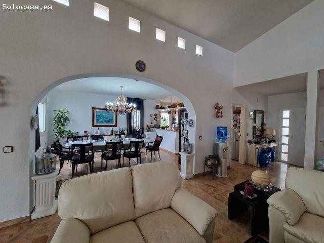 Espectacular chalet en zona tranquila con piscina y terraza