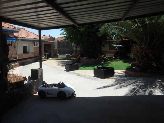 CHALET INDEPENDIENTE CON PISCINA, 5 DORMITORIOS, VESTIDOR Y PLACAS SOLARES: ESPACIO Y CALIDAD DE VIDA EN CEDILLO DEL CONDADO