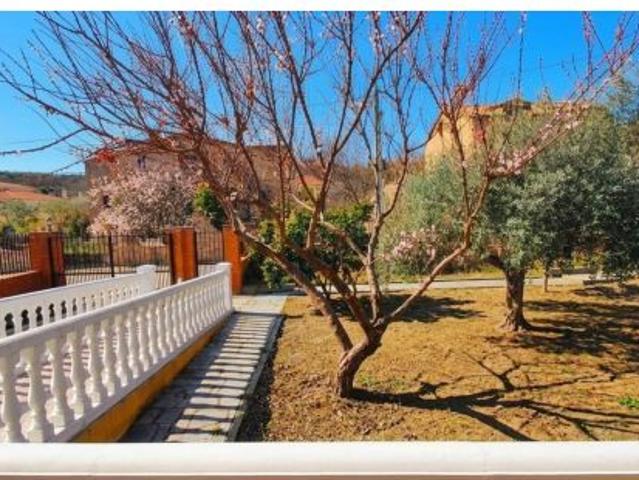 Espectacular Chalet Independiente de 320 m2 con Gran Parcela, Garaje para 4 Vehículos y Huerta