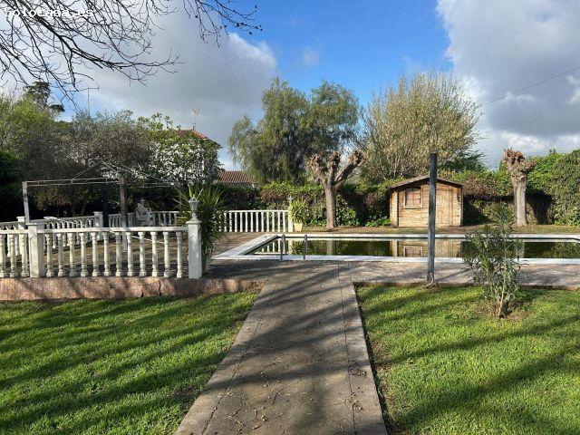 Espectacular chalet independiente sobre parcela de 3.000 m2 – 100% hipotecable